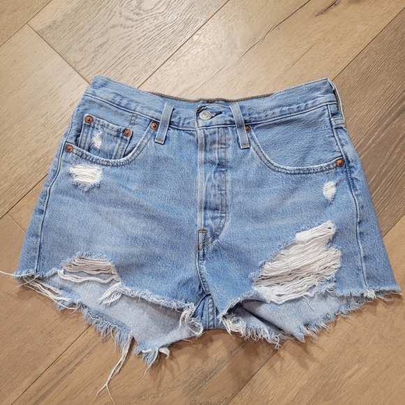 Levi's Jean Shorts Women's sz 26 501 Button Fly Distressed Jean Shorts - Picture 1 of 12